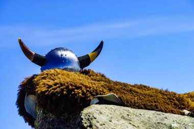 Norveç, mavi gökyüzüne karşı Viking miğferi ve kahverengi kürk. Turizm ve seyahat kavramı
