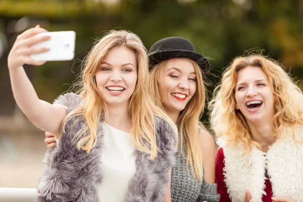 Tres Hembras Tomando Selfies Divirtiéndose Aire Libre Usando Teléfono Inteligente — Foto de Stock