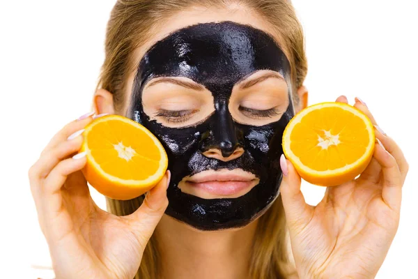 Wanita Dengan Carbo Detox Masker Kulit Hitam Wajah Memegang Buah — Stok Foto