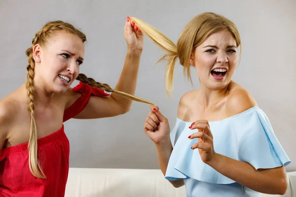 Twee Jonge Mooie Vrouwen Die Boos Zijn Elkaar Ruzie Hebben — Stockfoto