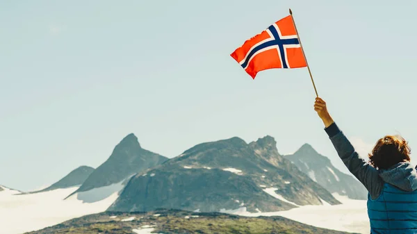 Tourist Woman Enjoy Mountains Landscape Holding Norwegian Flag National Tourist — Stock Photo, Image