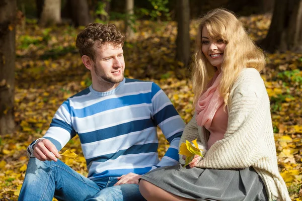 Seizoen Geluk Mensen Concept Jong Romantisch Paar Ontspannen Herfst Park — Stockfoto