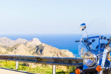 Yol kenarında motosikletle İspanyol sahili manzarası. Granatilla Carboneras bakış açısı, Cabo de Gata Park, Almerya vilayeti, İspanya.