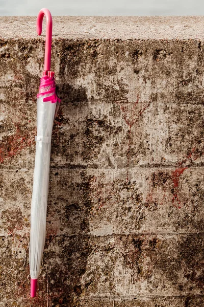 Een Gesloten Transparante Paraplu Die Naast Betonnen Muur Van Ubran — Stockfoto