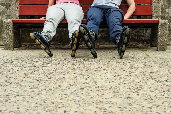 Personas Amigas Traje Entrenamiento Con Patines Mujer Hombre Relajándose Banco — Foto de Stock