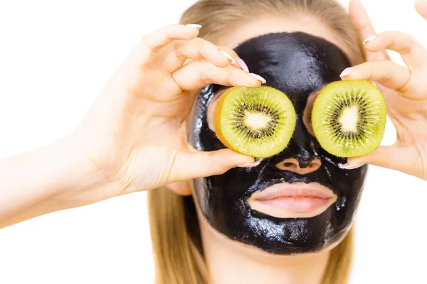 Mladá Žena Černou Maskou Obličeji Kiwi Ovocnými Půlkami Zakrytýma Očima — Stock fotografie