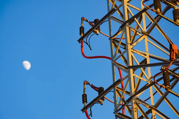 Elektriciteit Transmissie Pylonen Hoogspanningsleidingen Torens Tegen Blauwe Hemel Met Maan — Stockfoto