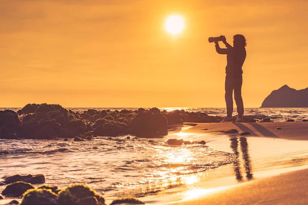 Touristin Mit Kamera Beim Fotografieren Strand Von Monsul Goldener Stunde — Stockfoto