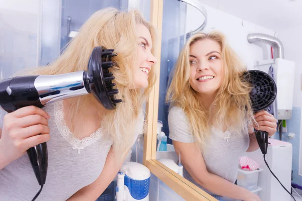 Cuidado Del Cabello Belleza Pelo Largo Rubia Mujer Secando Pelo — Foto de Stock