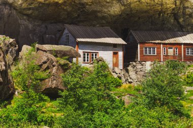 Helleren evleri, Egersund ve Flekkefjord arasındaki 44 yolu boyunca Jossingfjord 'da, Sokndal Belediyesi, Norveç. Turist eğlencesi.