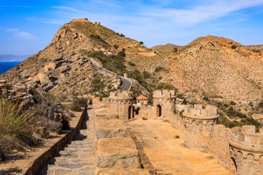 Turistik bir yer. Castillitos bataryası, İspanya Cartagena, Cabo Tinoso. Ortaçağ şatosunu taklit eden tahkimatlar. Askeri sığınak..