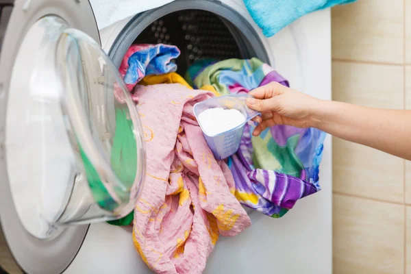 Vrouw Laden Vuile Kleurrijke Kleren Aan Wasmachine Houden Container Met — Stockfoto
