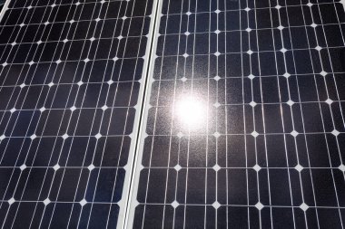 Güneş fotovoltaik panellerini kapatın, pilleri şarj edin. Yenilenebilir eko enerji kavramı