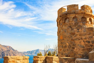 Turistik bir yer. Castillitos bataryası, İspanya Cartagena, Cabo Tinoso. Ortaçağ şatosunu taklit eden tahkimatlar. Askeri sığınak..