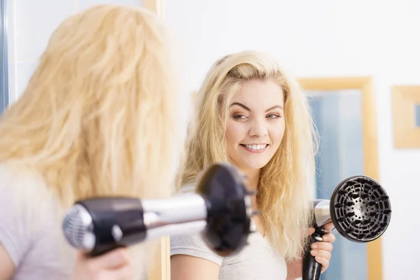 Donna Positiva Utilizzando Asciugacapelli Sulla Sua Acconciatura Bionda Haircare Concetto — Foto Stock