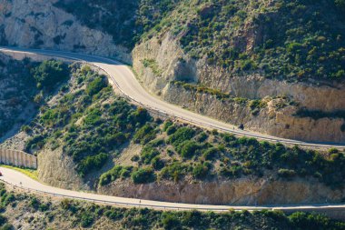 Granatilla Carboneras 'ın tepelik arazi ve kıvrımlı yola bakış açısı. Cabo de Gata Doğal Parkı, Almerya ili, İspanya.