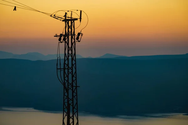 Pobřeží Elektrickými Přenosovými Sloupy Elektrické Vedení Vysokonapěťovými Věžemi Západní Krajina — Stock fotografie