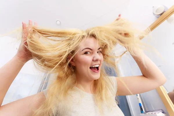 幸せな女は 長いブロンドの髪を持ちます 喜びで彼女の髪型のシャワー感きれいな表示状態を服用後肯定的な女性 — ストック写真