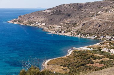 Peloponnese Yunanistan, Akdeniz Avrupa tatil köyü ile deniz manzaralı kayalık kıyı şeridi