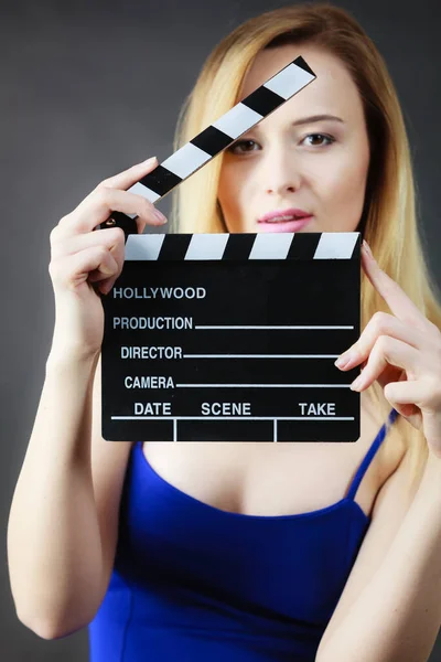 Mulher Segurando Ardósia Filme Profissional Placa Palmas Filme Conceito Objetos — Fotografia de Stock