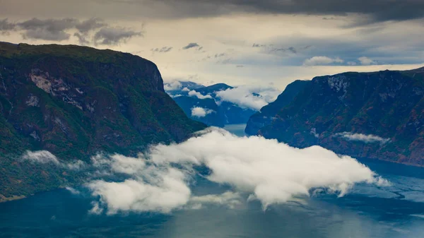 Aurlandsfjord Paisagem Fiorde Com Nuvens Sobre Superfície Mar Noruega Escandinávia — Fotografia de Stock