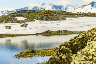 Spor aktivitesi. Norveç 'in Lom ve Luster kentleri arasındaki 55 Sognefjellet ulusal turizm rotasında kayak. Çalışan insanlar.