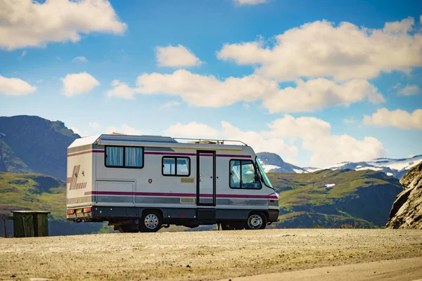 Coche Campista Carretera Las Montañas Noruegas Viajar Vacaciones Concepto Aventura —  Fotos de Stock