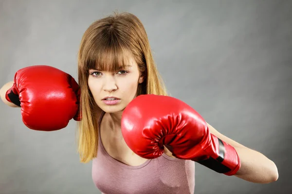 Kırmızı Boks Eldiveni Giyen Sporcu Bir Kadın Dövüşüyor Gri Arkaplan — Stok fotoğraf