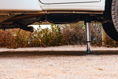 Kamp destekli hidrolik dengeli bacak kullanımda. Karavanlar ve aksesuarlar karavan için.