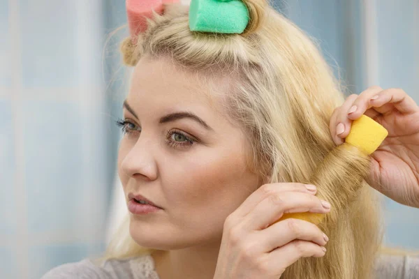 Ξανθιά Γυναίκα Χρησιμοποιώντας Ρολά Μαλλιών Για Δημιουργήσετε Όμορφο Χτένισμα Στα — Φωτογραφία Αρχείου
