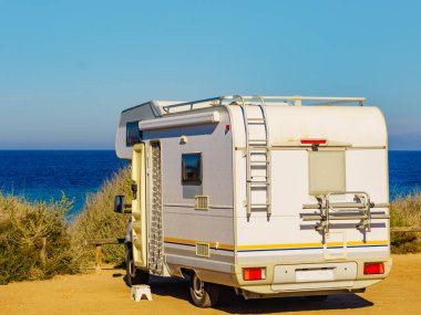 Kamp aracı, İspanya 'da deniz kıyısında eğlence aracı. Doğa plajında kamp yapmak. Tatillerde ve karavanda seyahat ederken.