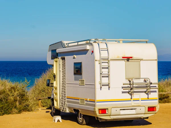 Wohnmobil Freizeitfahrzeug Der Küste Spaniens Zelten Naturstrand Urlaub Und Reisen — Stockfoto