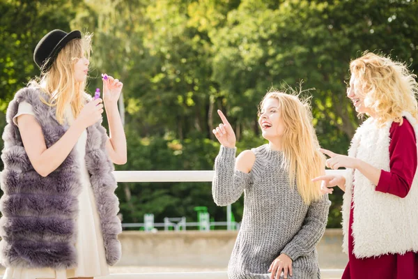 Vakantie Vreugde Vriendschap Concept Vrouwen Vrienden Hebben Plezier Blazen Zeepbellen — Stockfoto