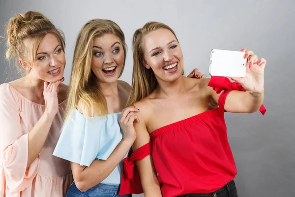 Modische Frauen Machen Selfie Selfie Mit Smartphone Und Genießen Die — Stockfoto