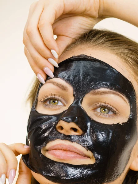 Ung Kvinna Tar Bort Carbo Svart Peel Mask Från Hennes — Stockfoto