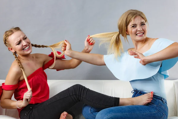 Duas Jovens Mulheres Bonitas Zangadas Uma Com Outra Discutir Rivalidade — Fotografia de Stock