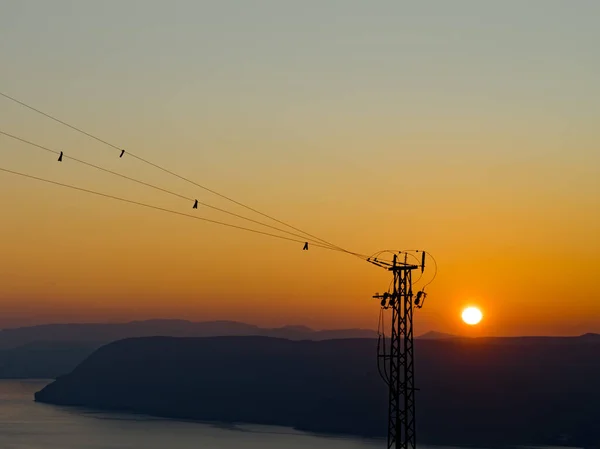 Pobřeží Elektrickými Přenosovými Sloupy Elektrické Vedení Vysokonapěťovými Věžemi Západní Krajina — Stock fotografie