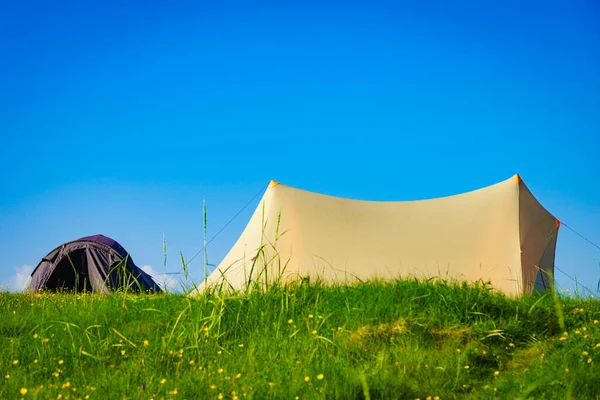 Zelten Naturzelt Vor Blauem Himmel Urlaub Und Reisen — Stockfoto