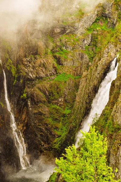 Cachoeira Voringsfossen Montanhas Verdes Verão Cânion Mabodalen Noruega Rota Nacional — Fotografia de Stock