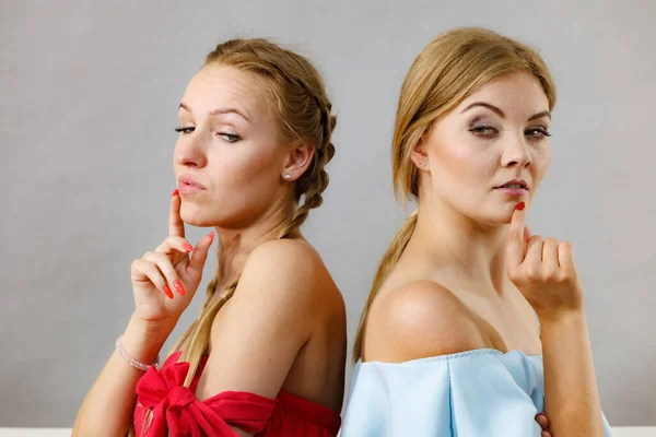 Zwei Misstrauische Freundinnen Mit Nachdenklichen Gesichtsausdrücken Die Aufeinander Wütend Sind — Stockfoto