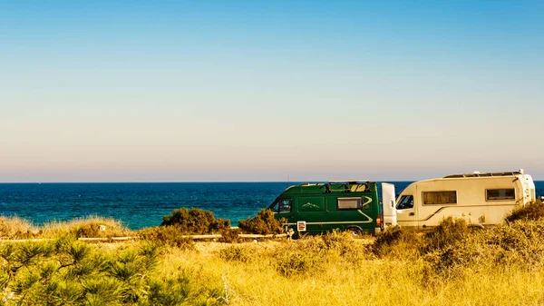 Kamp aracı, İspanya 'da deniz kıyısında eğlence aracı. Doğa plajında kamp yapmak. Tatillerde ve karavanda seyahat ederken.