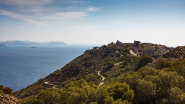 Turistik bir yer. İspanya Cartagena 'daki Castillitos Taburu, Cabo Tinoso. Deniz manzaralı uzaklıktan görüntüle.