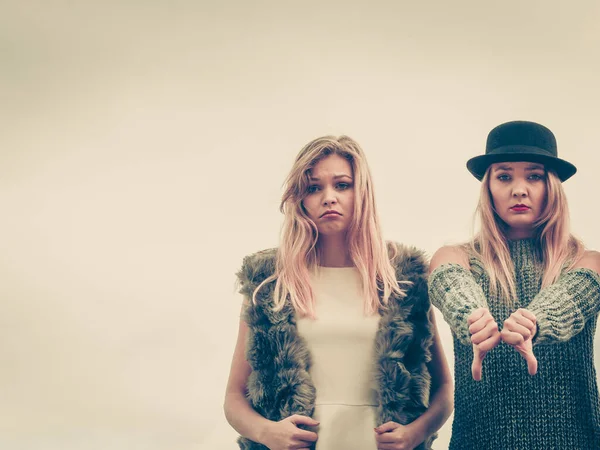 Two Fashionable Women Wearing Stylish Outfits Cold Autumnal Weather Being — Stock Photo, Image