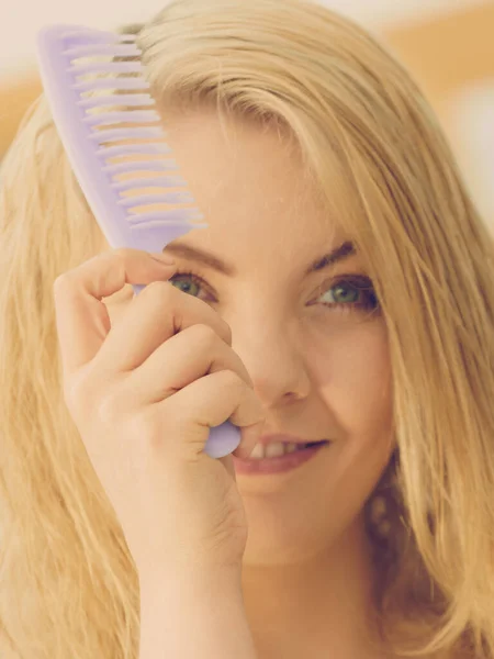 Досить Молода Жінка Піклується Про Догляд Волоссям Чистить Вологе Світле — стокове фото