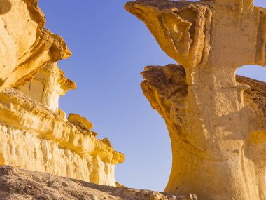 İspanya 'nın Murcia bölgesinde turistik ilgi. Büyülü şehir Bolnuevo, doğal sarı kumtaşı oluşumları.