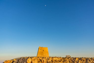 Mesa Roldán Kulesi 'ndeki karavan evi. Cabo de Gata Nijar Doğal Parkı, Endülüs İspanya. Carboneras Turist Çekimi.