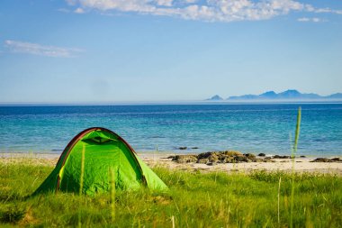 Yazın deniz kıyısında çadır. Okyanus kıyısında kamp yapmak. Lofoten takımadaları Norveç. Tatil ve seyahat.