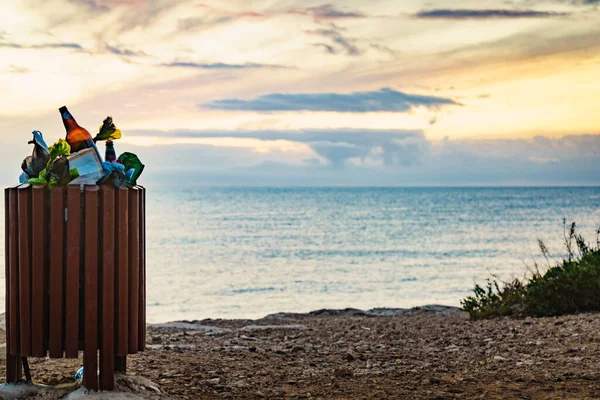 Landschap Aan Zee Spaanse Kust Met Vuilnisbak Vol Afval Het — Stockfoto