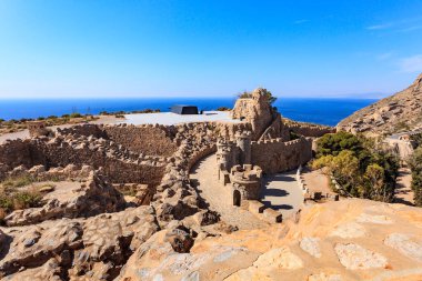 Turist eğlencesi. İspanya 'daki Castillitos Silah Bataryası Cartagena' daki taş kale tahkimatları..