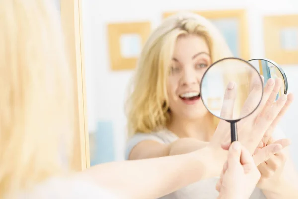 Bela Perfeccionista Jovem Mulher Verificando Suas Unhas Através Manifestando Lupa — Fotografia de Stock